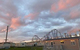 Premium Accommodation With Luxury Hot-Tub And Decking Area, Near Fantasy Island